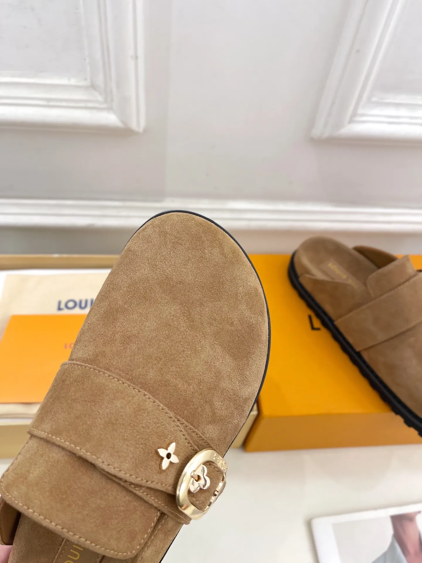 👟👟Ex-factory price 580👟👟 Men's model ➕10 LV | Louis Vuitton 25𝐬𝐬 🧡💚2025 Early spring new model Top version ⚠️ The counter features the latest LV COSY COMFORT metal buckle Bread Mule slippers hard goods new🆕 ❥BS purchasing level! Full of high-end feel! A popular model among bloggers at home and abroad, it’s retro and fashionable and looks amazing on your feet! Mainly recommended models on the official website★ ━━━━━ ЅᏇєєt ━━━━━ ▪️Upper: original specific cowhide/old leather ▪️lining: imported cowhide lining ▪️outsole: original molded outsole ▪️shoe size: women's size 35-39 (customized at 40.41) Men's size 40-44 (45.46 customized)